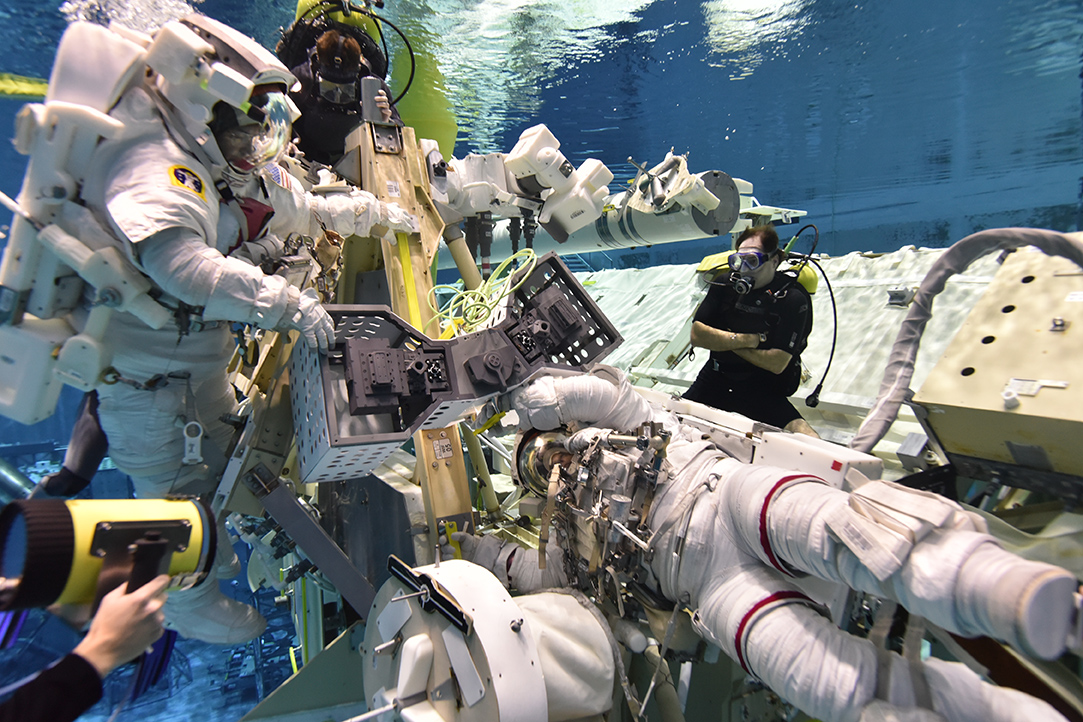 RiTS spacewalk install procedures being practiced in the Neutral Buoyancy Lab